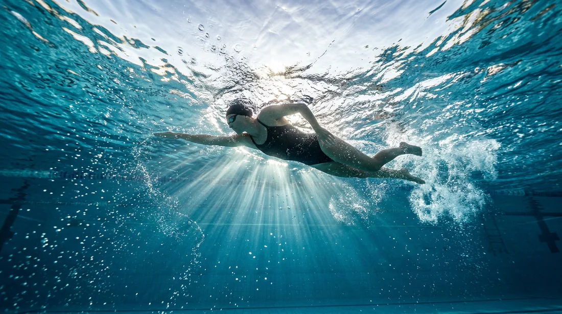 Vue sous-marine d'une personne nageant dans une piscine